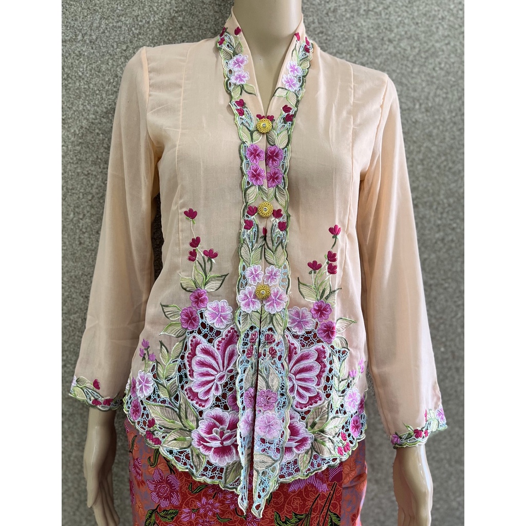 Nyonya Kebaya (S) – no buttons (top only) – NKSPEACH004