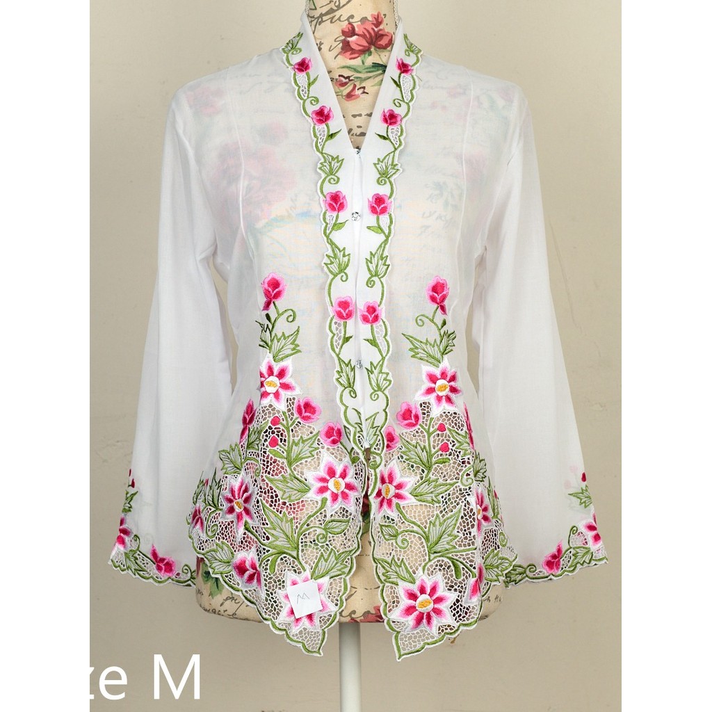 welovekebaya  Nyonya Kebaya (M) – with buttons – NKMPWHITE005